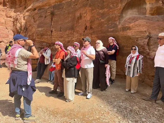 Groupe GO-Makkah en écoute lors d'une visite guidée dans le Siq de Pétra