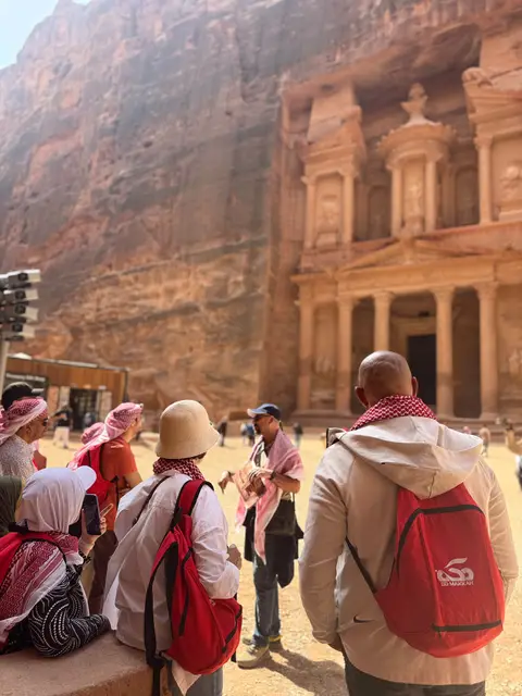 Guide touristique présentant le Trésor de Pétra à un groupe de voyageurs