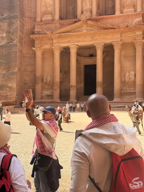 Groupe de voyageurs devant le Trésor Al-Khazneh à Pétra, Jordanie