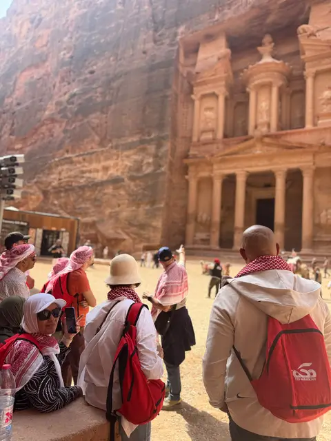 Groupe de voyageurs réunis devant le Trésor de Pétra, Jordanie
