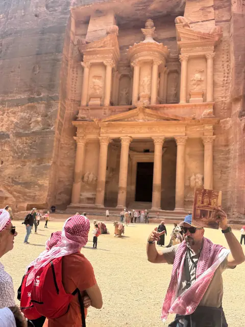 Touristes en keffieh devant la façade sculptée du Trésor (Al-Khazneh) à Pétra, Jordanie.
