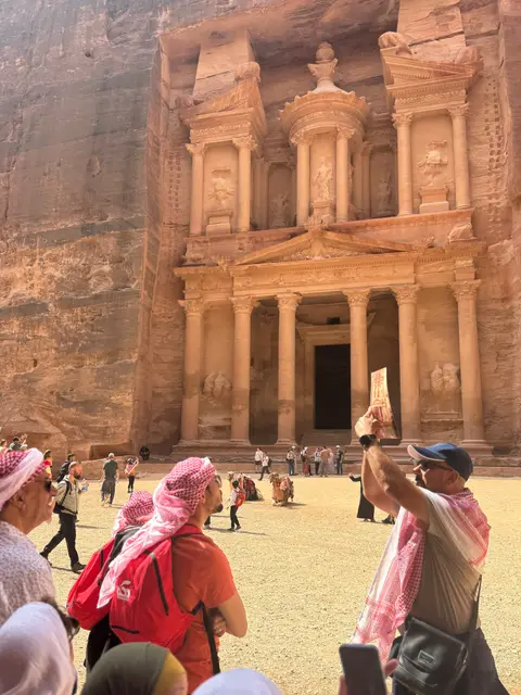 Façade majestueuse du Trésor de Petra (Al-Khazneh) avec des visiteurs au premier plan