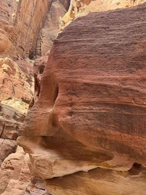 Formations rocheuses en grès rouge et beige dans le canyon de Petra, Jordanie
