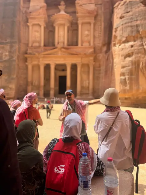 Groupe de voyageurs devant Al-Khazneh, le célèbre Trésor de Pétra en Jordanie