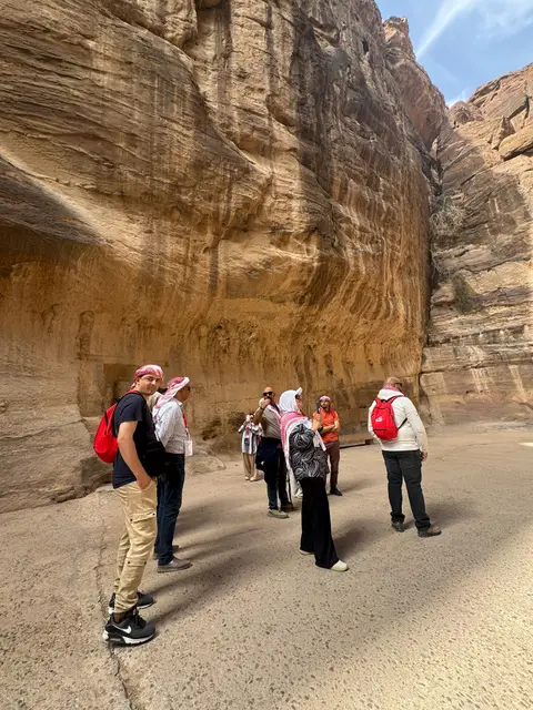 Groupe de voyageurs explorant le canyon rocheux de Pétra