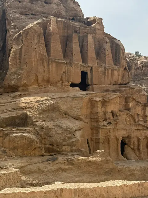 Façade de tombeaux anciens creusés dans la roche dorée à Pétra, Jordanie