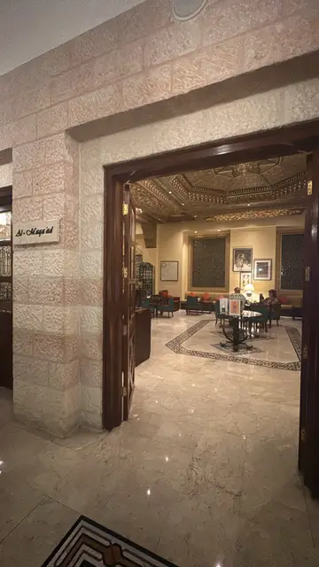 Entrée du salon Al-Maqaïd, hall d'hôtel au décor oriental raffiné avec sol en marbre