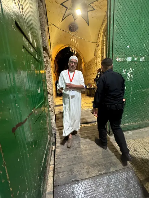Passage nocturne dans une ruelle historique de la vieille ville de Jérusalem