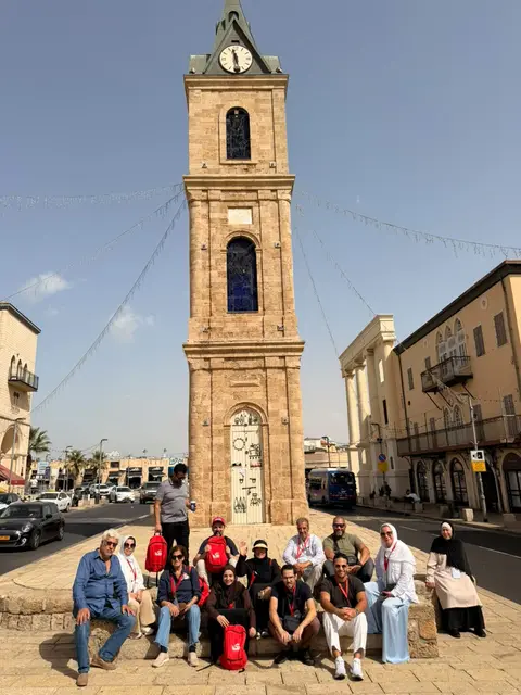 Le groupe GO-Makkah posant devant la Tour de l'Horloge ottomane de Jaffa