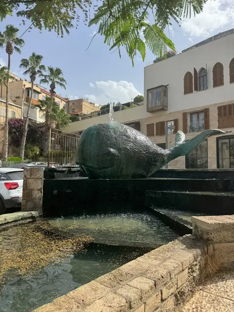 Fontaine-sculpture de la baleine de Jona à Jaffa, architecture méditerranéenne en arrière-plan