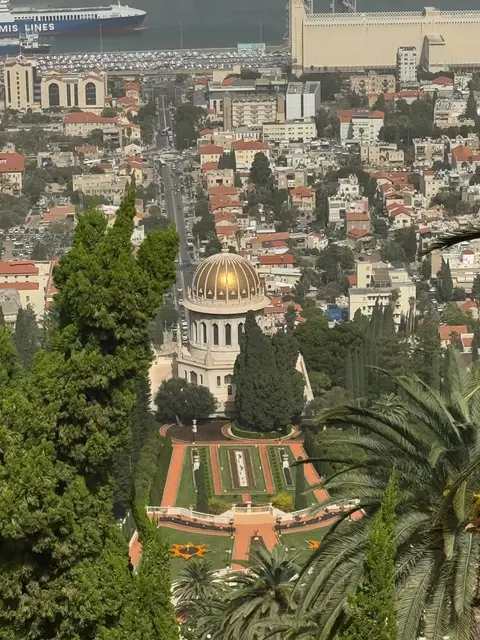 Vue panoramique sur le dôme doré du sanctuaire Bahaï et ses jardins étagés à Haïfa
