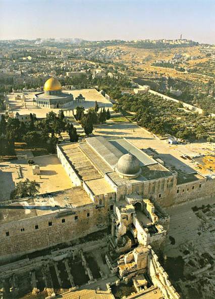 La mosquée Al-Aqsa est le troisième lieu saint de l'islam, au cœur de l'esplanade des Mosquées (Al-Haram ash-Sharif) à Al Quds.