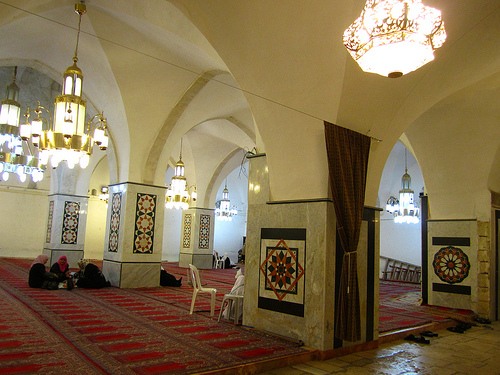Hébron (Al Khalil) abrite la mosquée Al-Ibrahimi, élevée au-dessus de la grotte où la tradition place les tombeaux des prophètes Ibrahim, Ishaq et Yaqub et de leurs épouses.