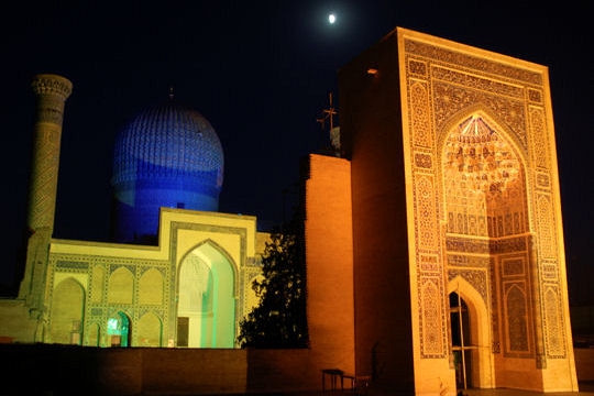 Le mausolée de Gour-Emir, en premier plan sur l\'image, qui signifie \"tombe de l\'émir\", est la dernière demeure de Tamerlan.