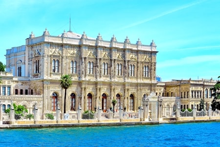 Le palais de Dolmabahçe (en turc : Dolmabahçe Sarayı) situé à Istanbul, en Turquie, sur le côté européen du Bosphore, a servi en tant que principal centre administratif de l'Empire ottoman de 1853 à 1922, à l’exception d’une vingtaine d’années, entre 1889 et 1909, où fut utilisé le palais de Yıldız.