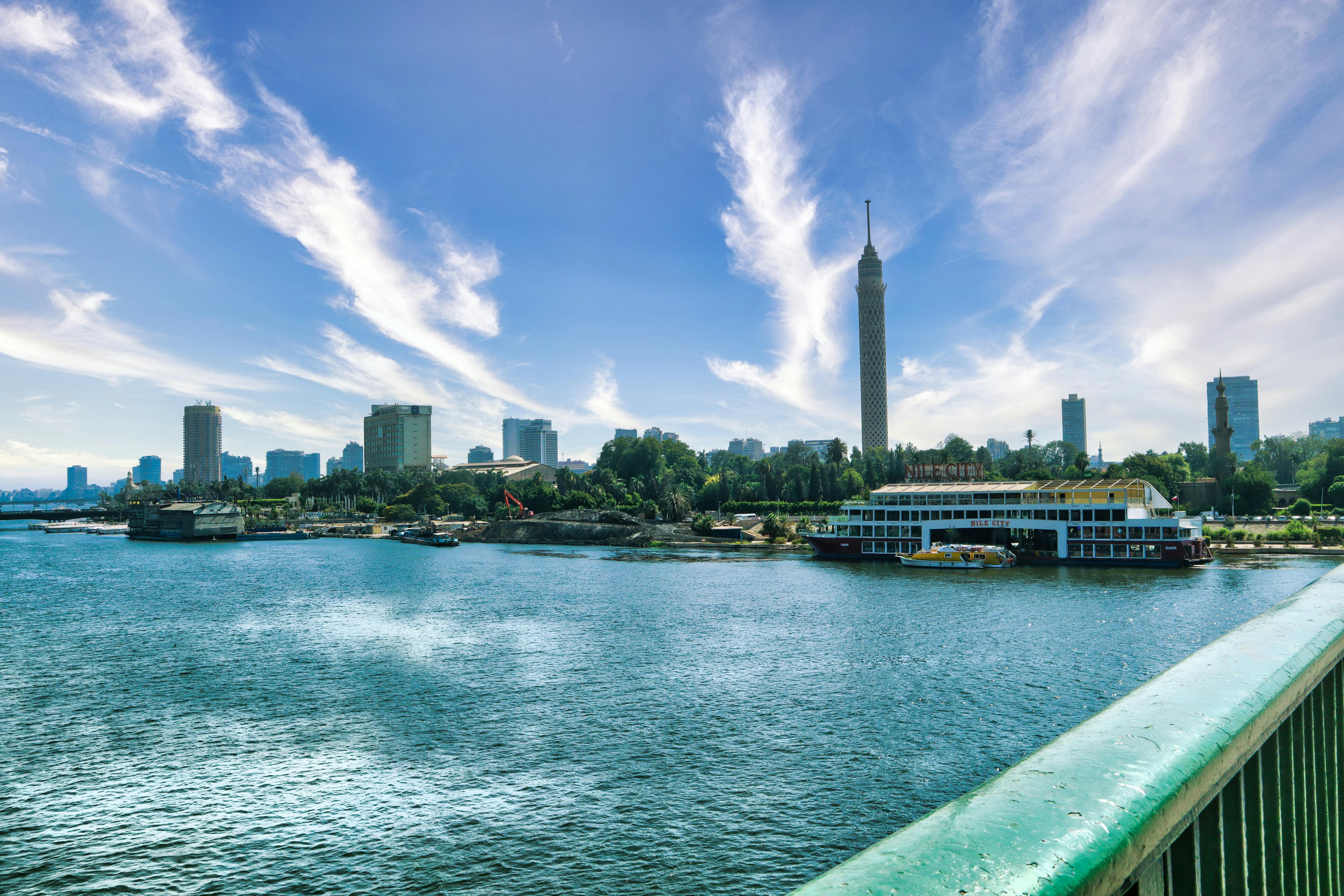 Croisière paisible sur le Nil : Naviguer le long du légendaire fleuve du Nil lors d'une croisière dîner offre aux voyageurs une perspective unique sur les paysages spectaculaires du Caire, avec en toile de fond les majestueuses Pyramides et les monuments historiques illuminés, créant une ambiance magique et romantique.