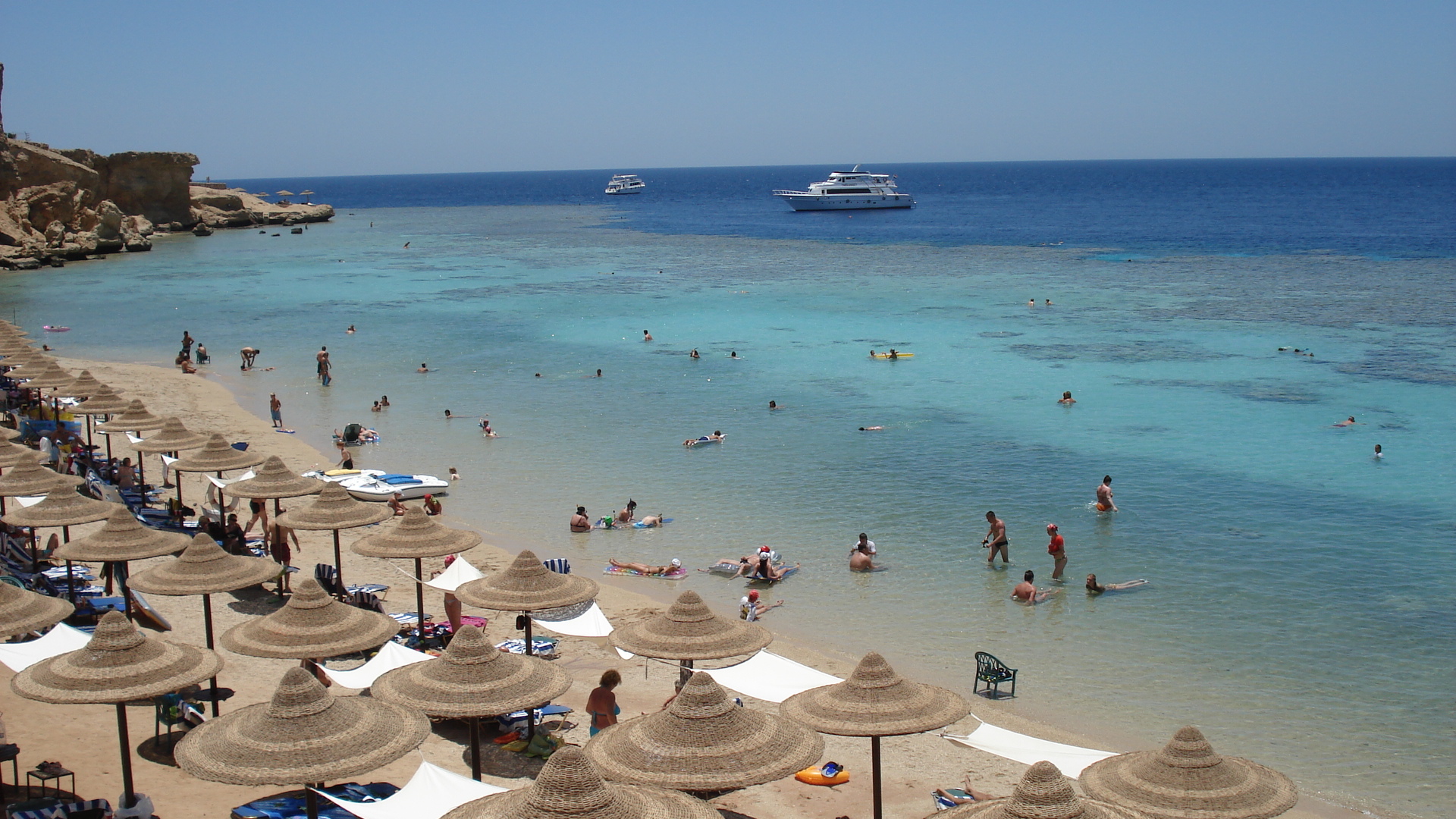 Relaxation sur les plages de Charm el-Sheikh : Les plages de sable blanc et les eaux cristallines de Charm el-Sheikh sont un havre de paix pour les voyageurs en quête de détente.