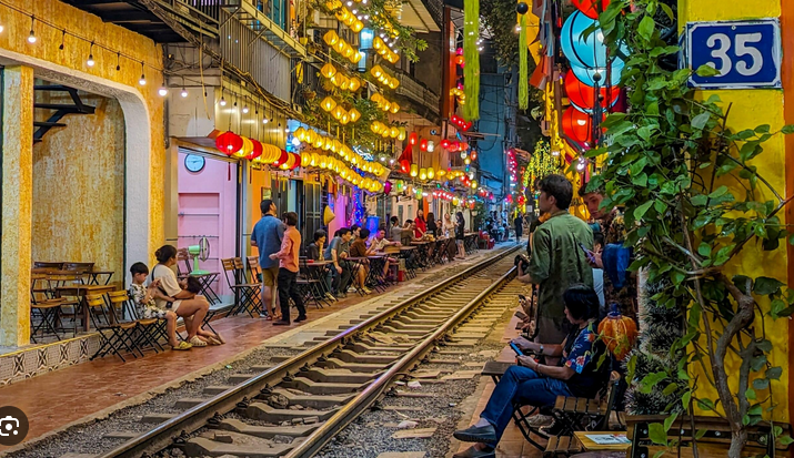 Hanoï est le cœur historique et culturel du Vietnam, où traditions ancestrales et modernité cohabitent harmonieusement.