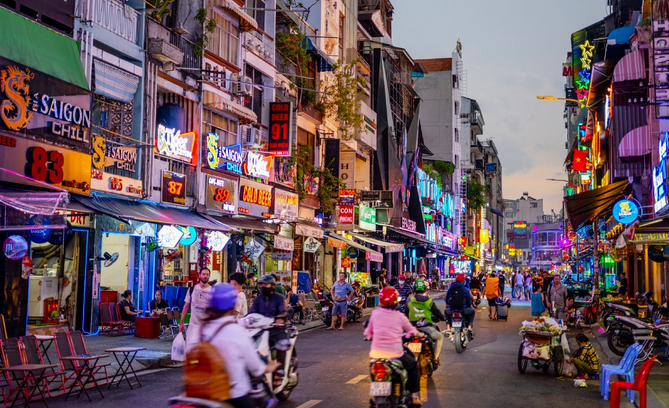 Hô Chi Minh-Ville, anciennement connue sous le nom de Saïgon, est la plus grande métropole du Vietnam et le principal centre économique du pays.